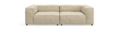 Beige modulsofa med to sæder og lave armlæn, fotograferet lige forfra mod sort baggrund.