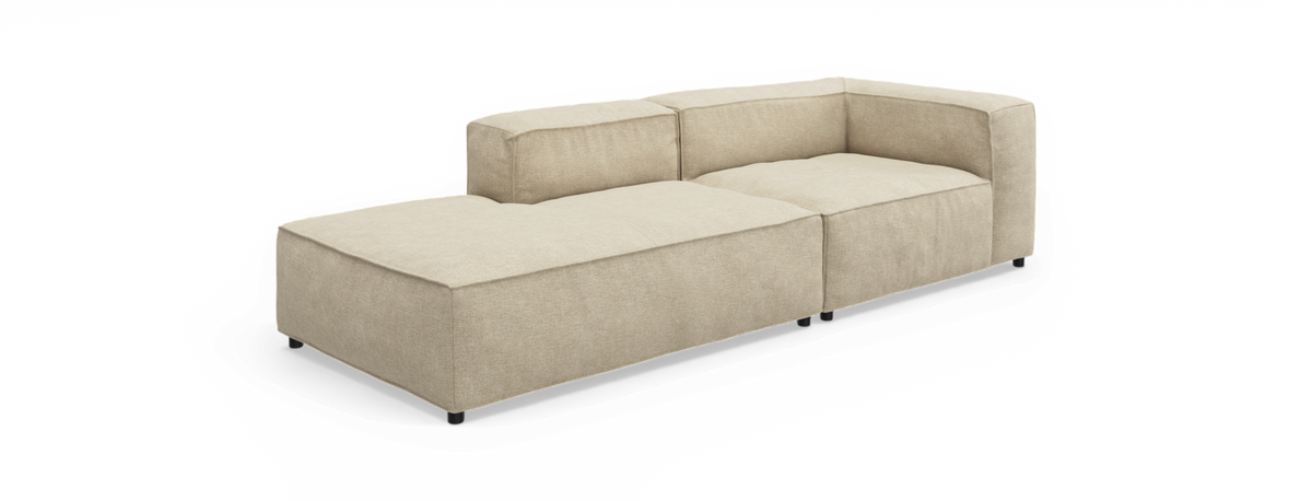 Beige modulsofa med venstre chaiselong og hjørneryg, lav profil og korte sorte ben, fritlagt på hvid baggrund.