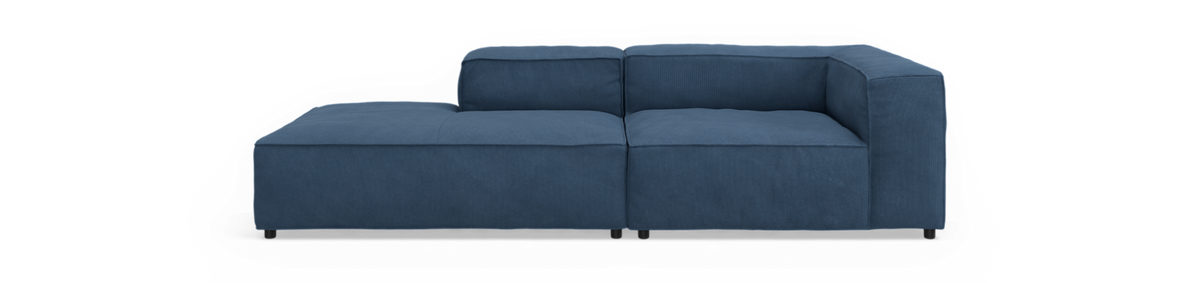 Forfra af en moderne blå hjørnesofa mod sort baggrund.