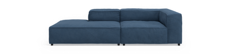 Forfra af en moderne blå hjørnesofa mod sort baggrund.