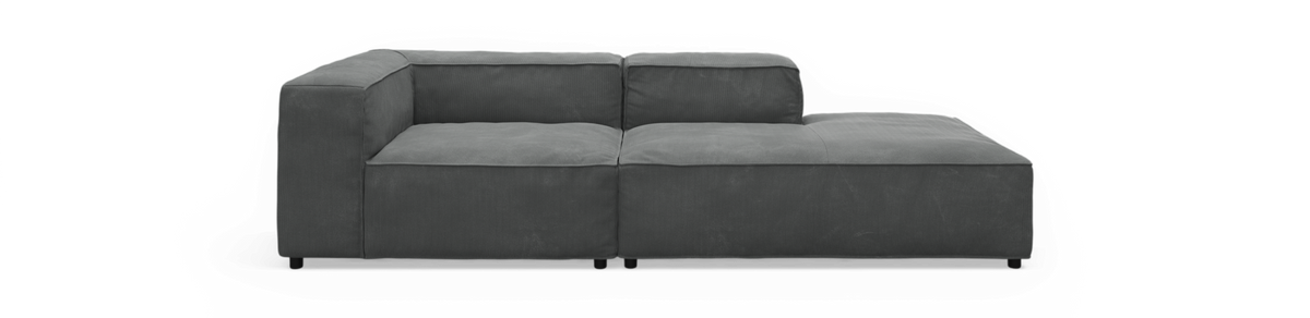 Mørkegrå modulsofa med højre chaiselong og lav ryg, frontvisning på isoleret baggrund.