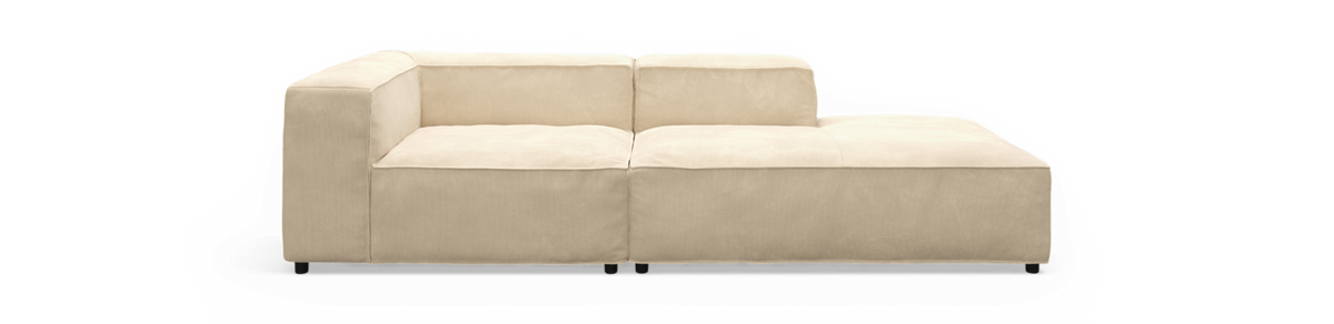 Beige modulsofa med højre chaiselong, frontvisning mod sort baggrund.