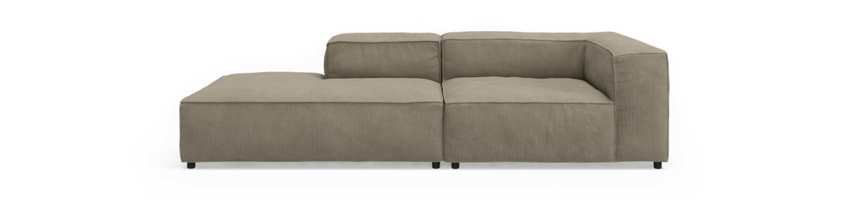 Modulær L-sofa med venstrevendt chaiselong i beige cordfløjl, frontvisning på sort baggrund.