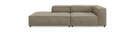 Modulær L-sofa med venstrevendt chaiselong i beige cordfløjl, frontvisning på sort baggrund.