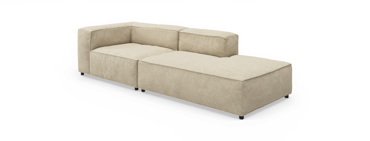 Beige modulsofa i L‑form med chaiselong til højre, fritlagt på sort baggrund.