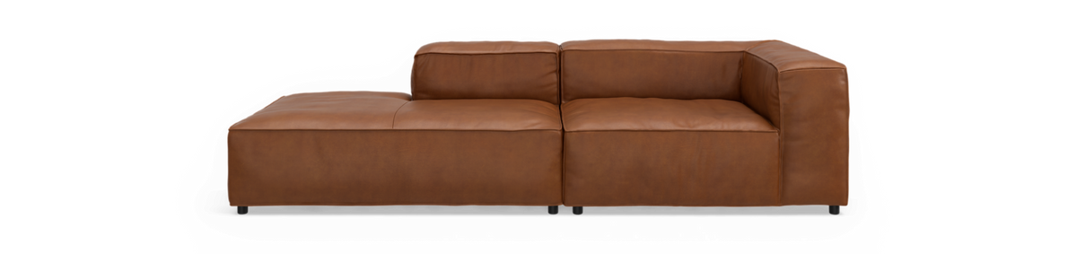 Brun læderhjørnesofa med venstrevendt chaiselong, modulær og frilagt på sort baggrund.