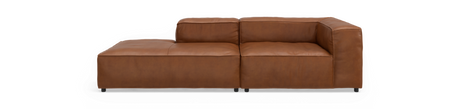 Brun læderhjørnesofa med venstrevendt chaiselong, modulær og frilagt på sort baggrund.