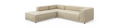 Beige L-formet modulsofa med lav ryg og brede armlæn, frilagt på hvid baggrund.