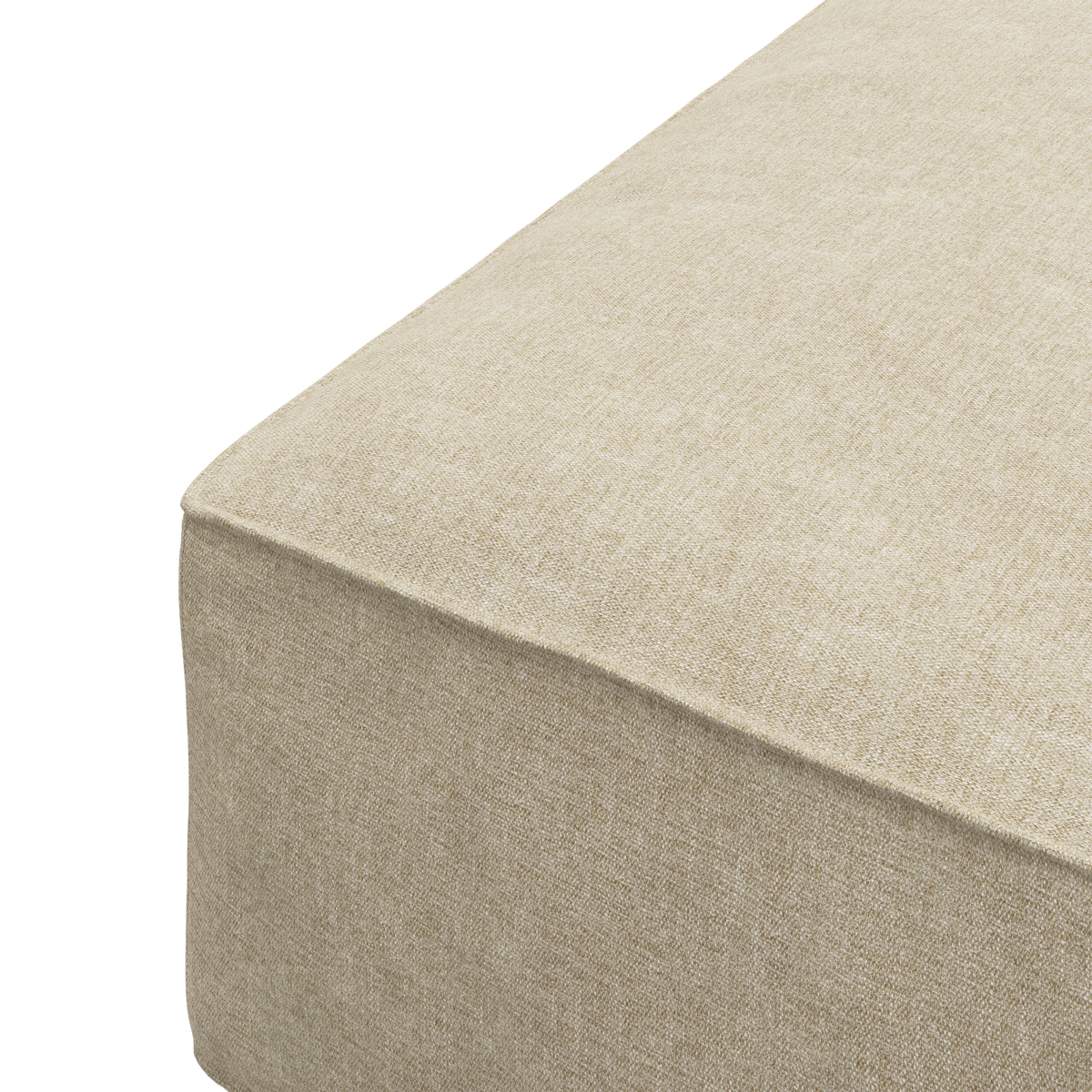Nærbillede af hjørnet på en beige stofbetrukket pouf/ottoman med rene syninger.