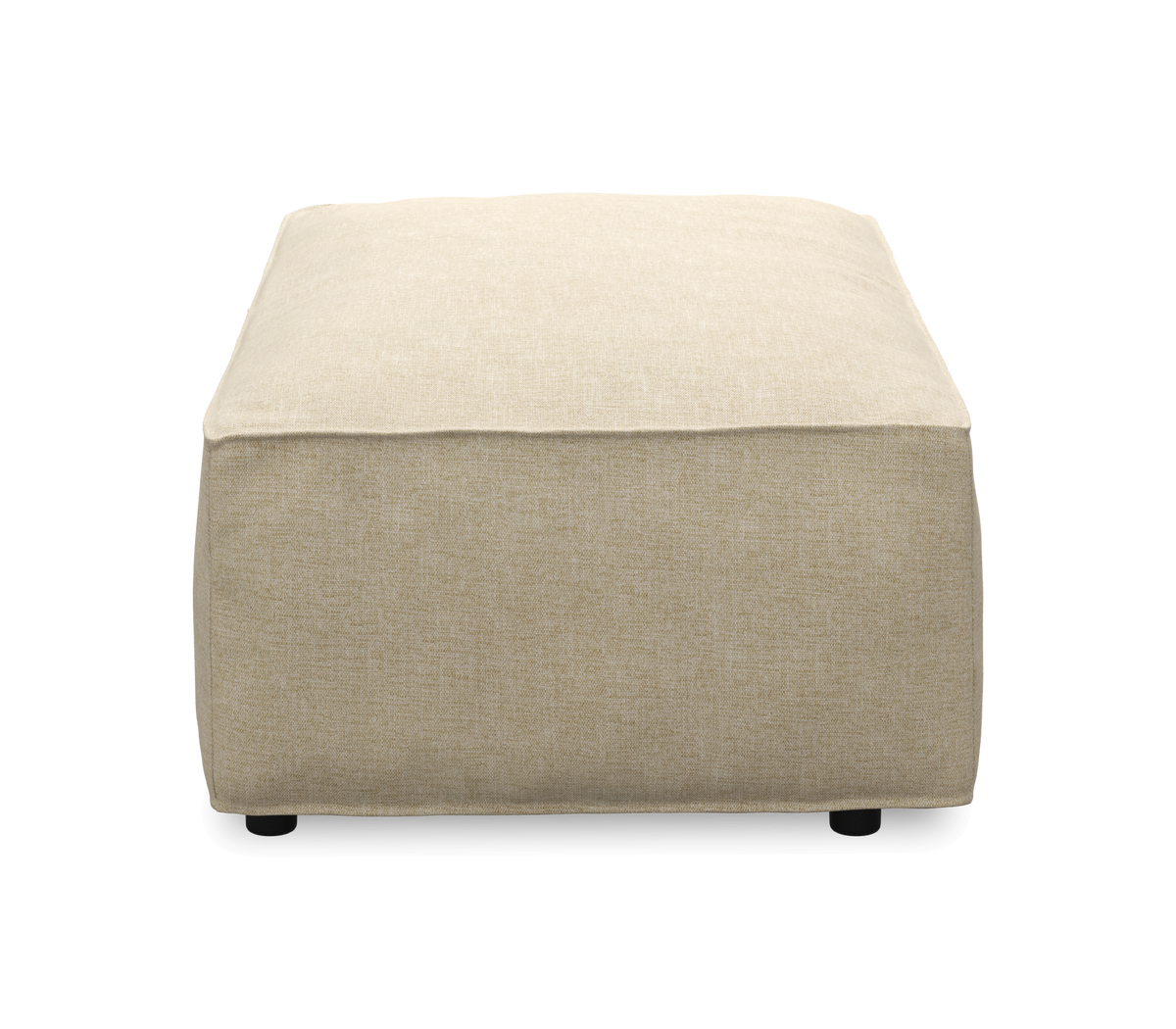 Kvadratisk beige stofpuf/ottoman med lave sorte fødder, set direkte forfra.