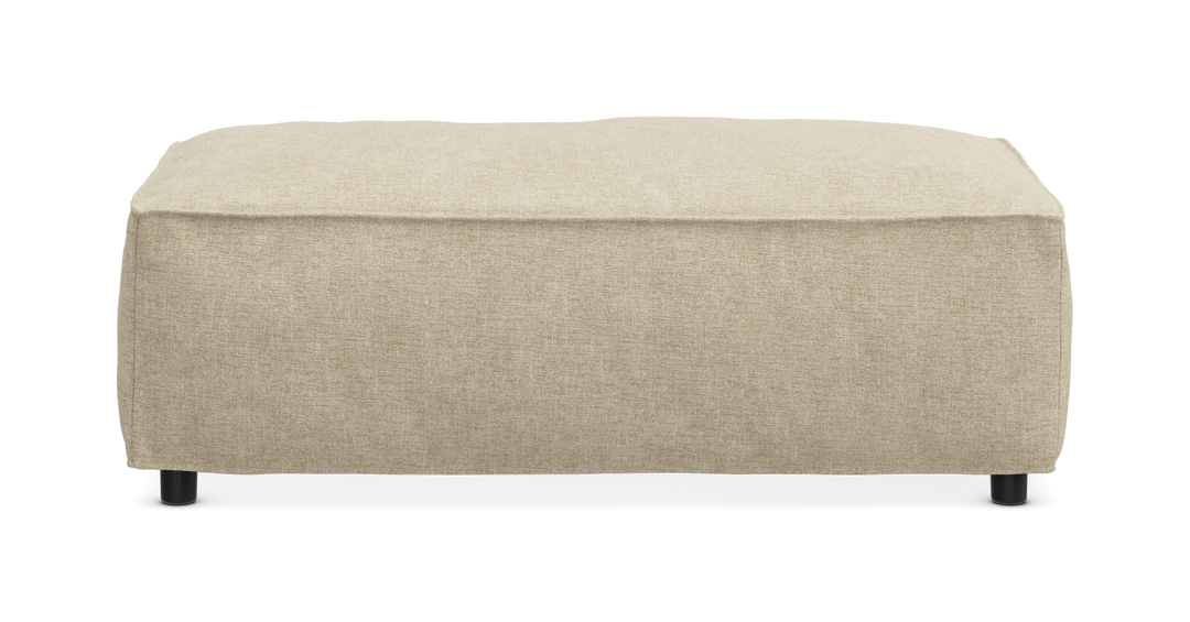 Beige rektangulær puf/ottoman i tekstil med små sorte ben, frilagt på hvid baggrund.