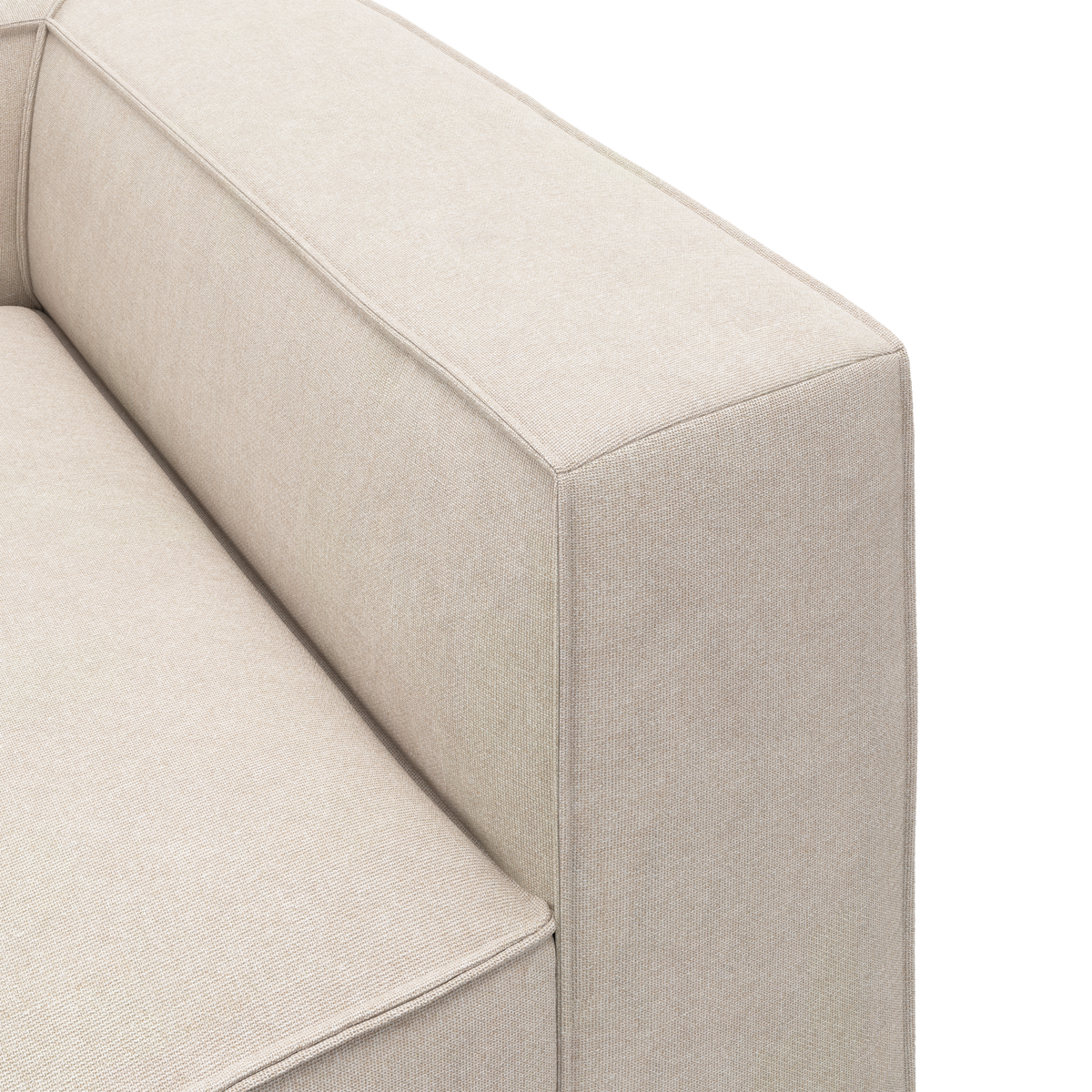 Nærbillede af beige stofsofas armlæn og sæde med enkel, minimalistisk form.