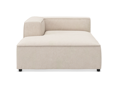 Beige modulsofa/chaiselong med venstre armlæn, frilagt på hvid baggrund.
