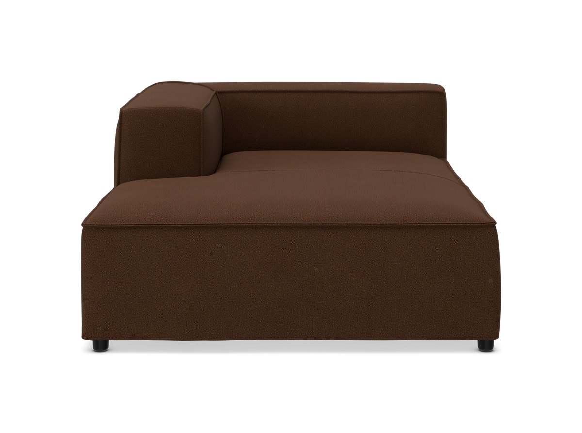 Brun modulsofa/chaise med venstre armlæn, frontvisning på frilagt baggrund.