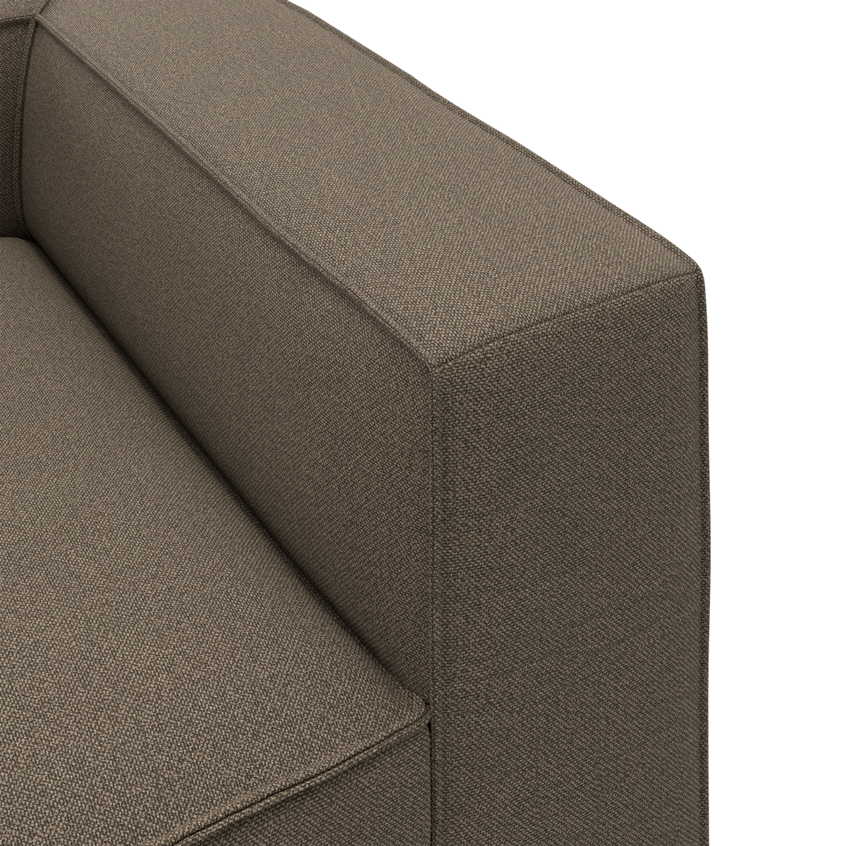 Nærbillede af brun stofbetrukket sofaarm og ryglæn i moderne, kantet design.