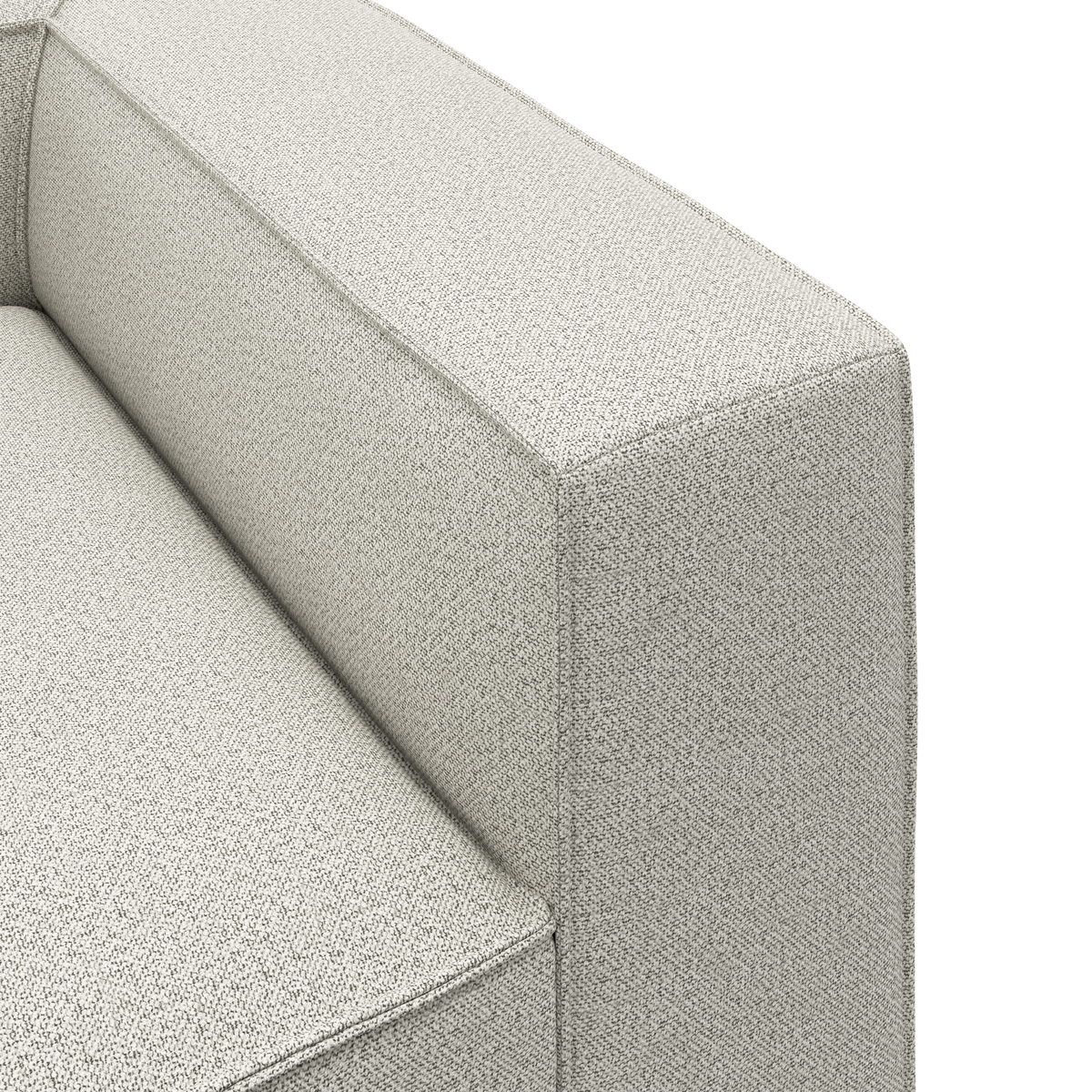 Nærbillede af lysegrå stofsofa med lige armlæn og sæde i struktureret, bouclé-lignende tekstil.