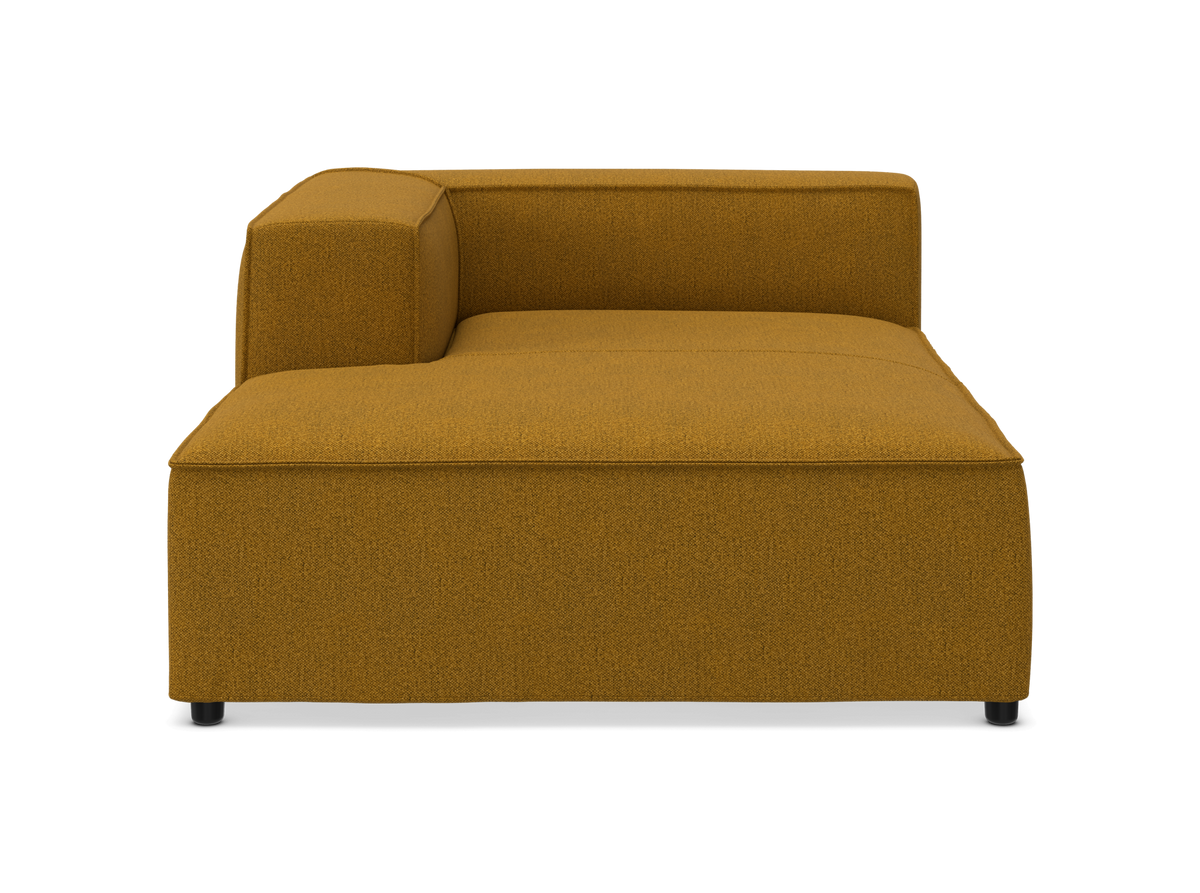 Modulsofa med venstrevendt chaiselong i sennepsgul tekstil, frilagt produktfoto forfra.