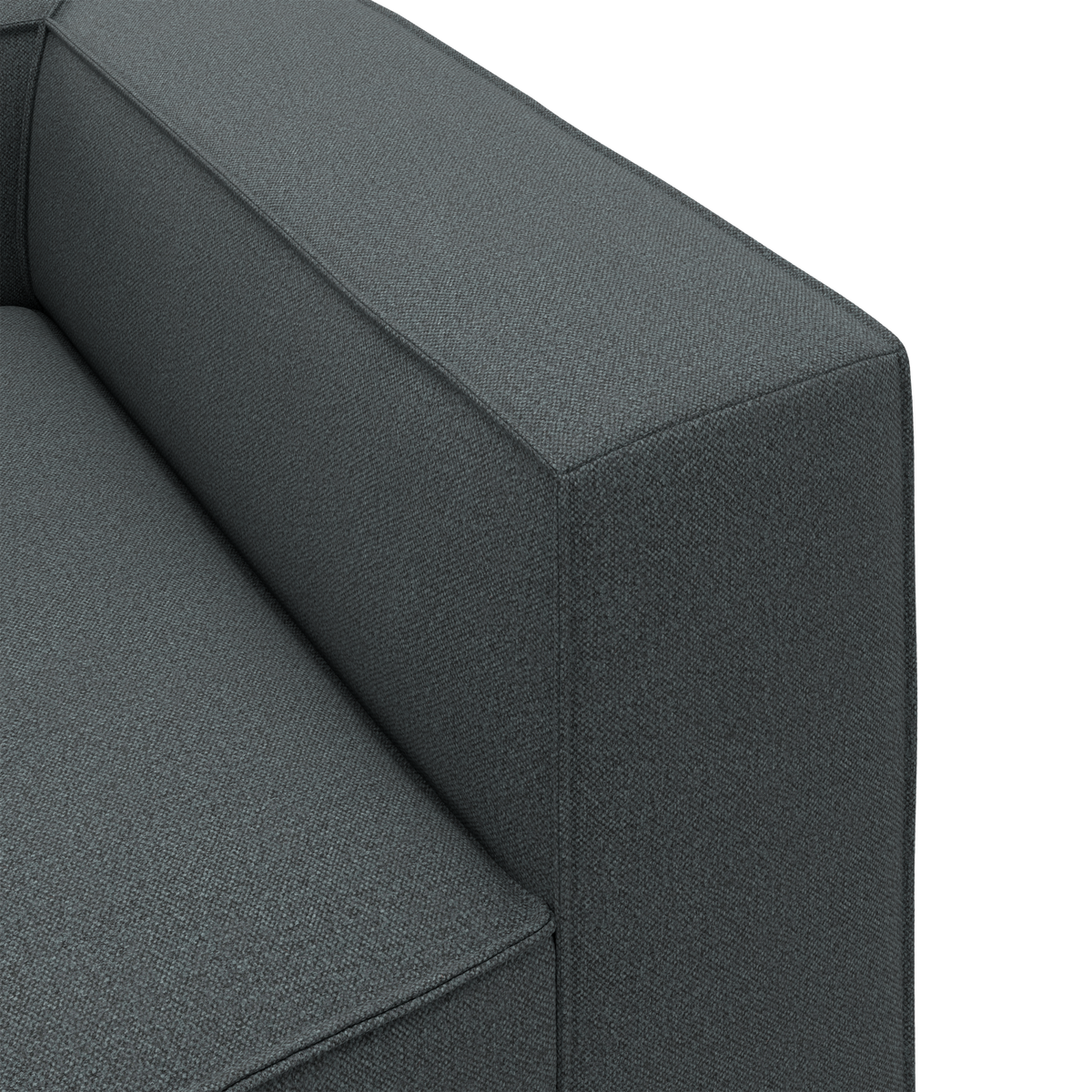 Nærbillede af mørkegrå stofsofa med kantet armlæn og sæde i moderne, bokset design.
