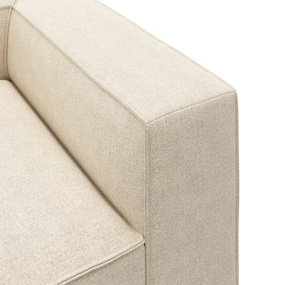 Close-up af beige sofa med tekstureret stof og skarpe, kantede linjer, fotograferet i studie.