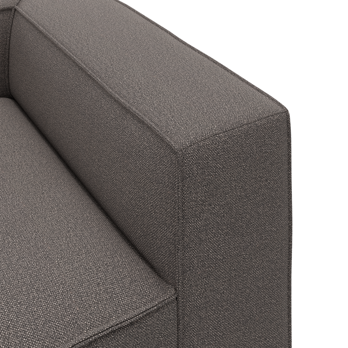 Nærbillede af gråt stofbetrukket sofa-arm og ryglæn med rene, boxede linjer.