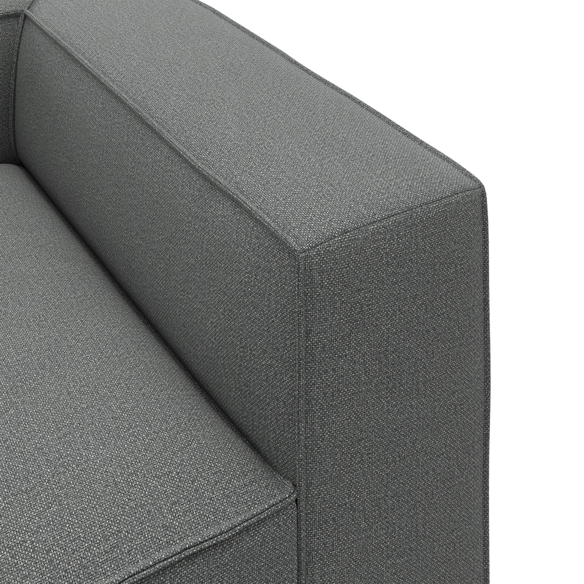 Nærbillede af en moderne grå stofsofas lige armlæn og sæde.