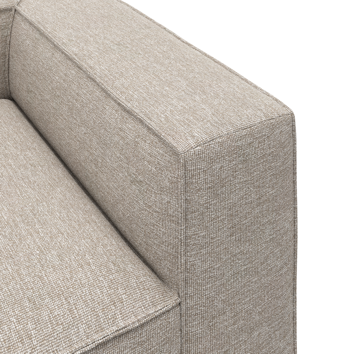 Nærbillede af beige, struktureret stofsofa – armlæn og sæde mod hvid baggrund.