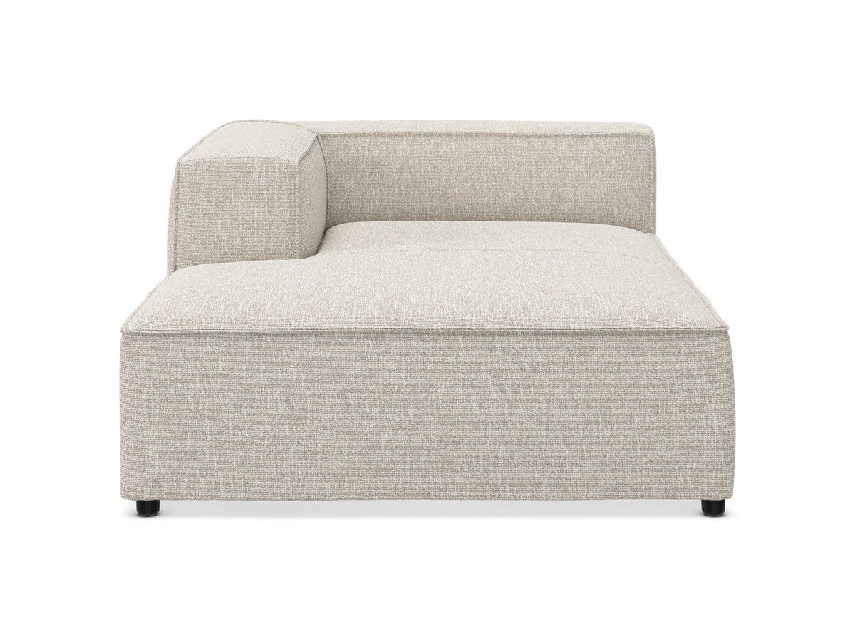 Beige modulsofa med venstre armlæn og lav ryg, vist forfra mod hvid baggrund.