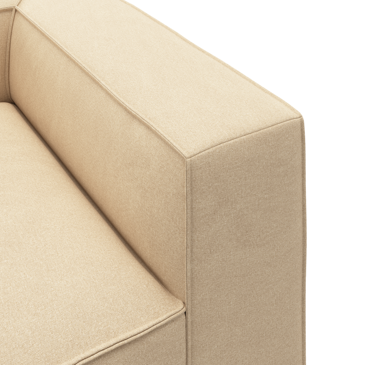 Nærbillede af beige stofsofa med lige armlæn og sædepude, frilagt i studie.
