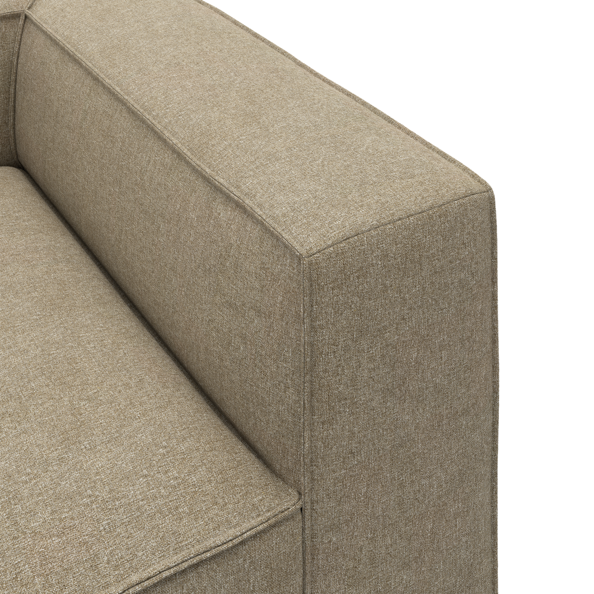 Nærbillede af beige stofbetrukket sofaarm med sæde.
