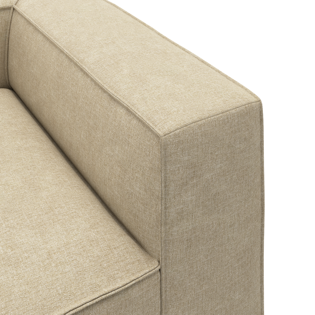 Nærbillede af beige stofsofa med kantet armlæn og sæde.
