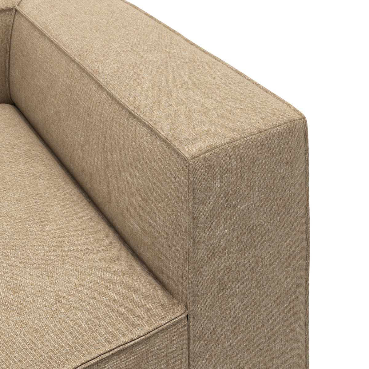 Nærbillede af beige stofsofa med firkantet armlæn og stram syning.