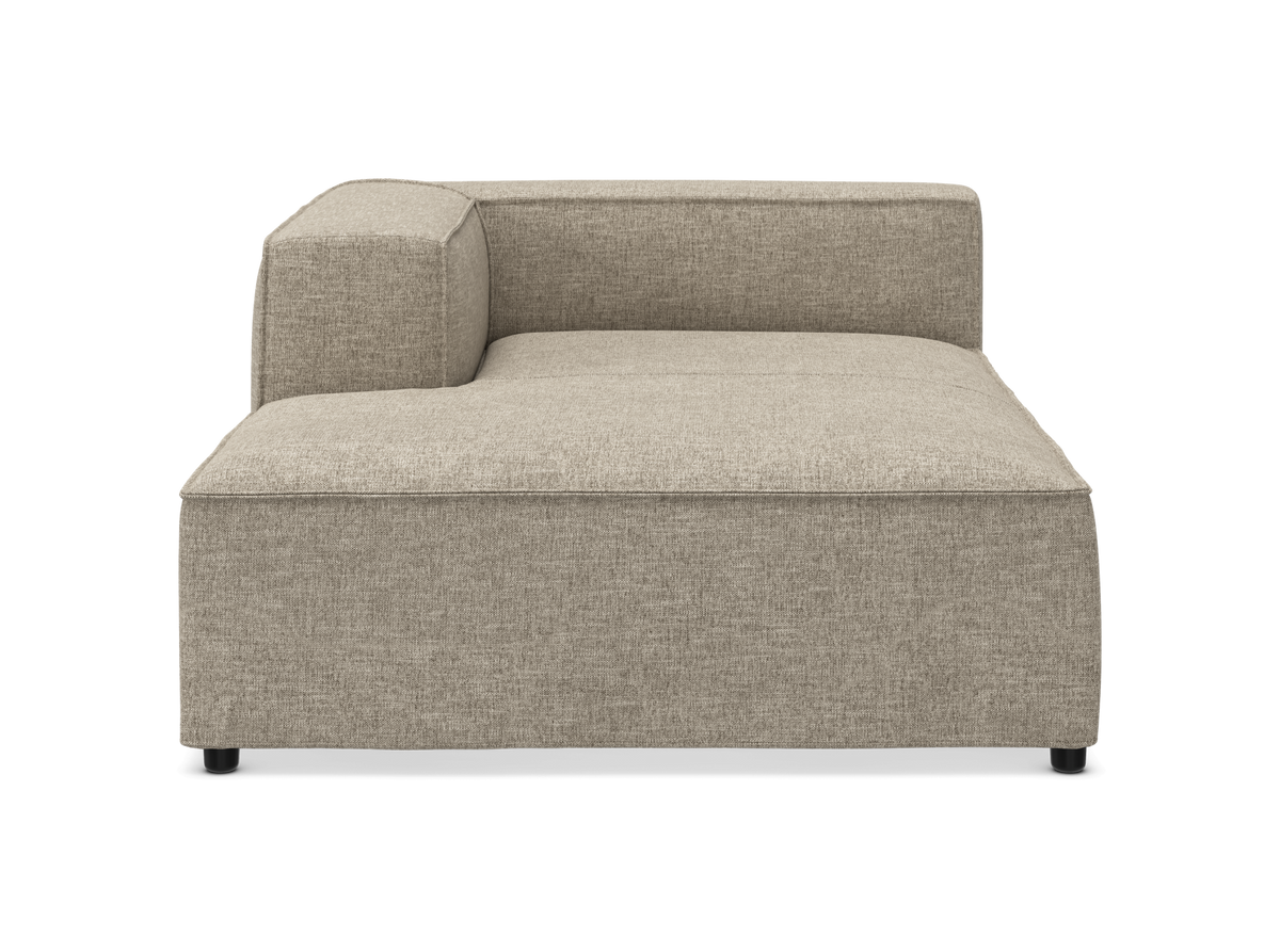 Beige modulsofa med venstrevendt chaiselong, frilagt frontvisning.