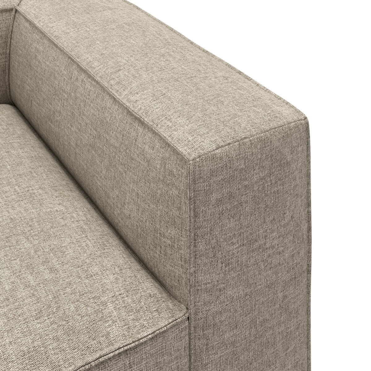 Nærbillede af beige stofsofa med kantet armlæn i studiemiljø.