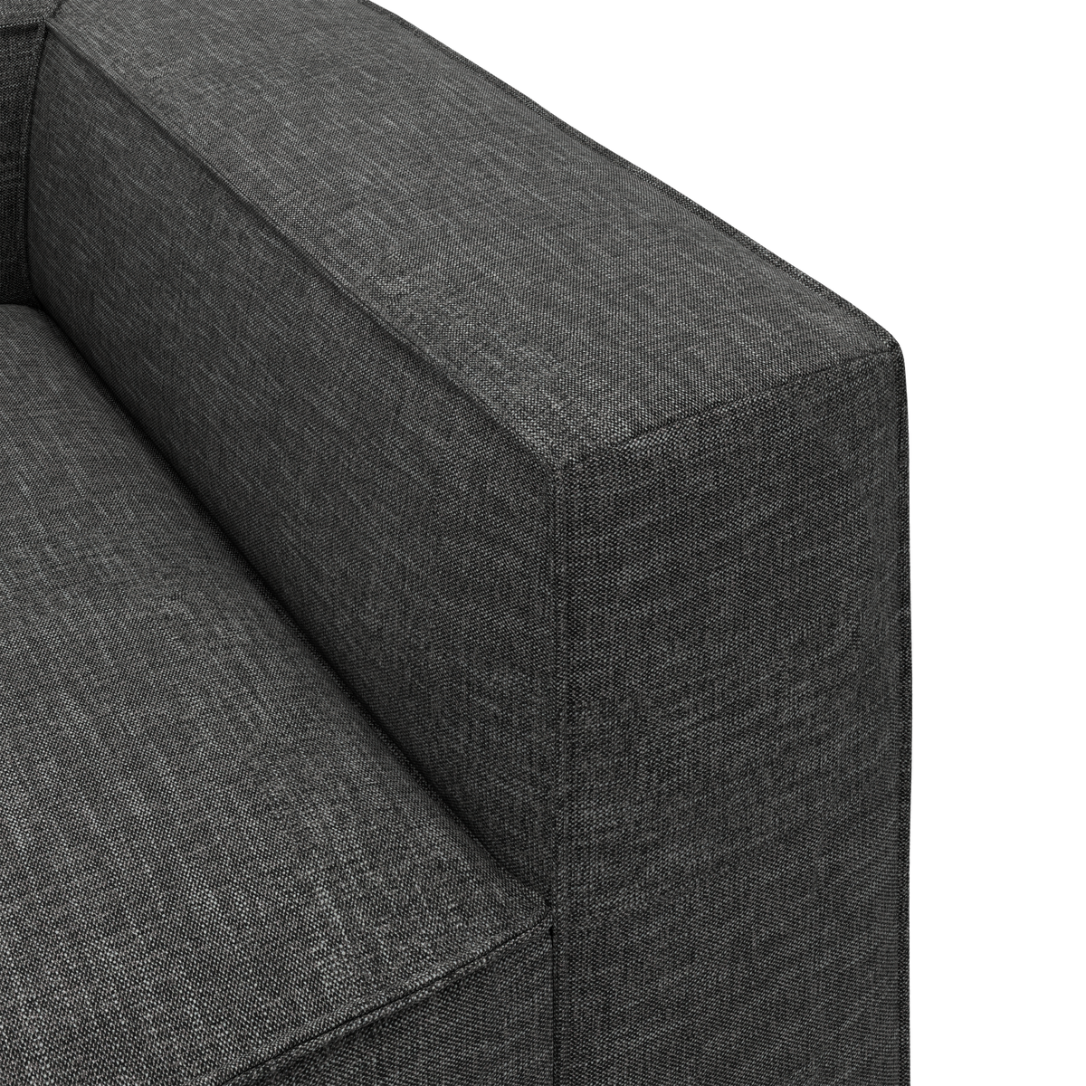 Nærbillede af mørkegrå stofsofa med kantet armlæn og sæde i moderne, boxet design.