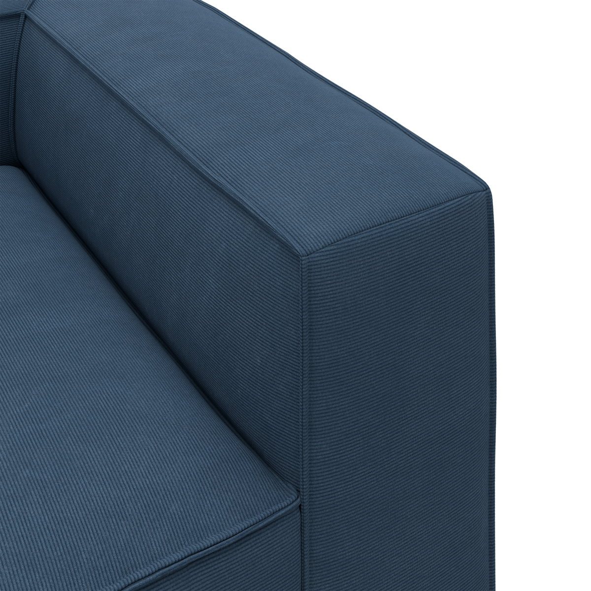 Nærbillede af blå sofaarmlæn og sæde i rillet stof med moderne, kantet design.