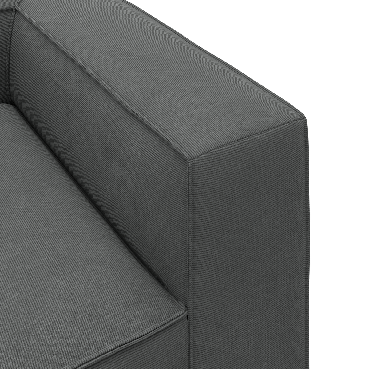Nærbillede af gråt stofsofas armlæn med boxet, moderne design.