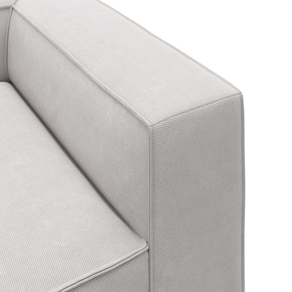 Nærbillede af lysegrå sofa med firkantet armlæn og rillet stoftekstur i moderne, boxet design.
