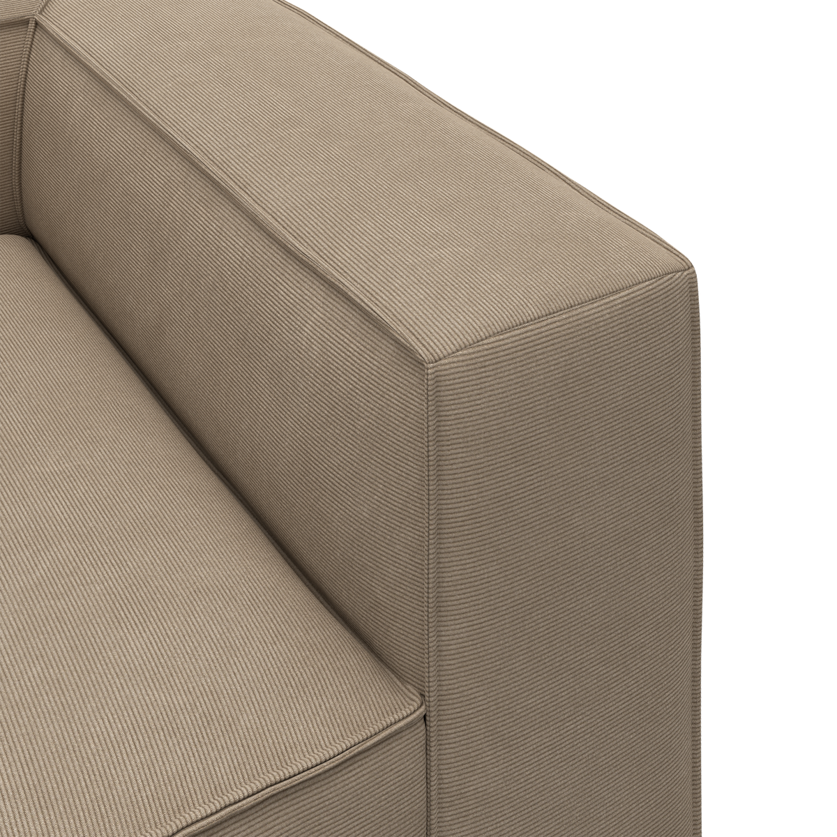 Nærbillede af beige sofa-armlæn og sædepude i ribbet tekstil med rene, boxede linjer.