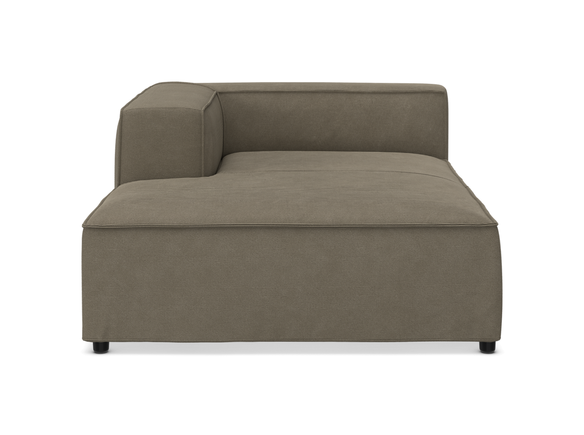 Frontvisning af en taupe/brungrå modulsofa med venstrevendt chaiselong i struktureret stof på hvid studiobaggrund.