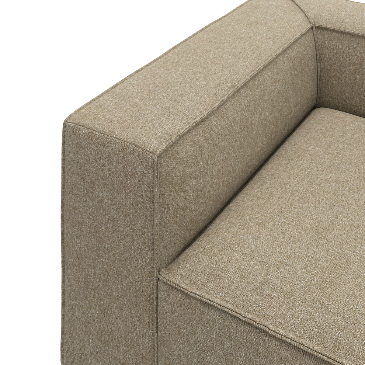 Nærbillede af beige stofsofas armlæn og sæde i enkel, moderne design.