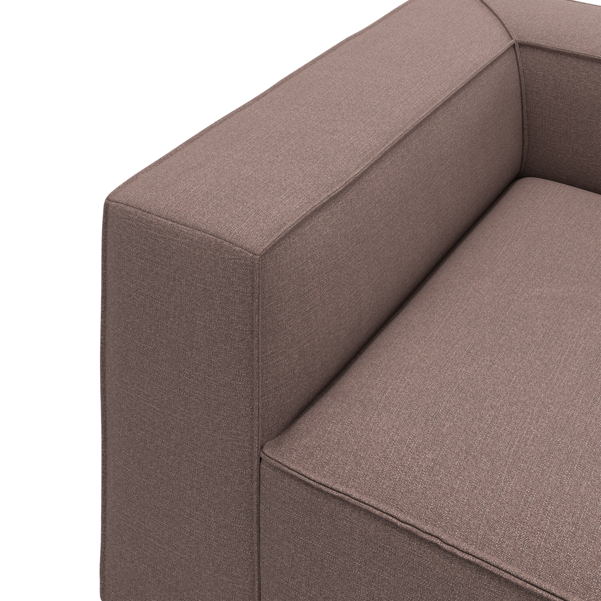 Nærbillede af en brun/taupe stofsofa med bokset armlæn og sæde i moderne design.