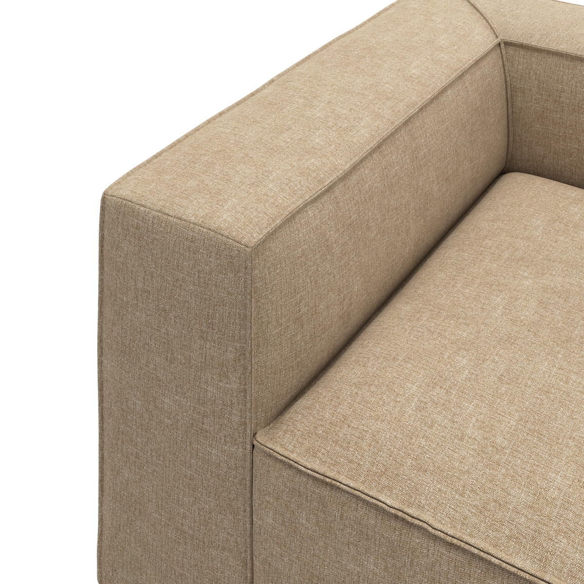 Nærbillede af beige sofa-hjørne med bredt armlæn og sæde i linnedlignende stof i moderne, boxet design.