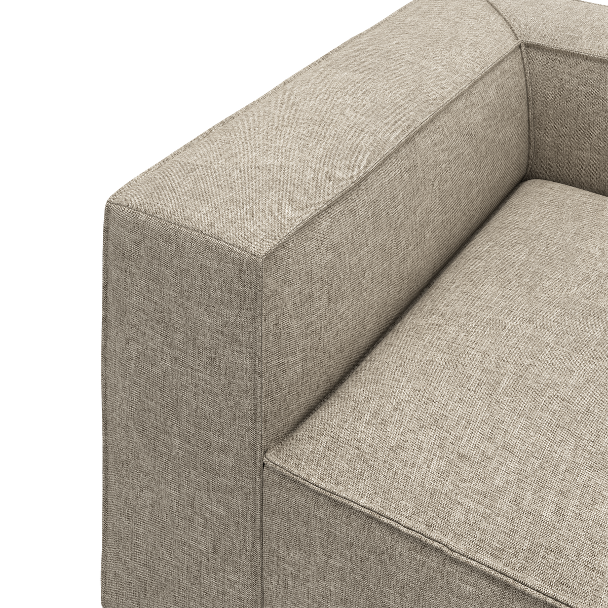 Nærbillede af beige stofsofas hjørne med armlæn og sæde i fokus.