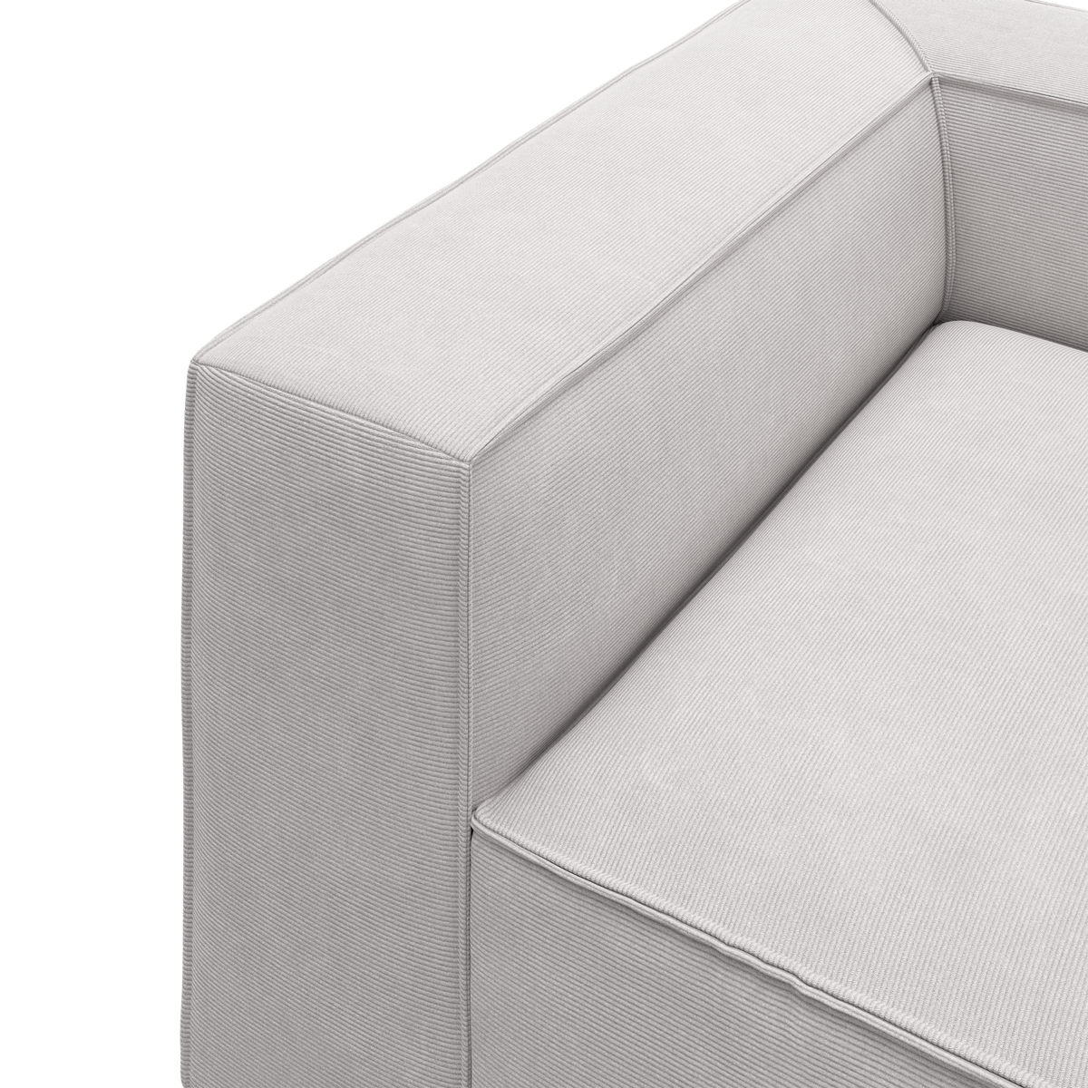 Lysgrå sofa i close-up med bred armlæn og sæde i fintriflet stof, moderne minimalistisk design mod hvid studiebaggrund.