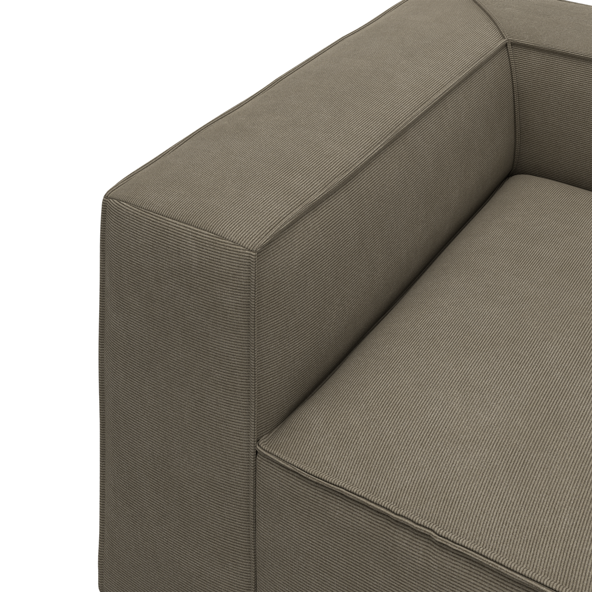Detalje af sofa-hjørne i taupefarvet, struktureret stof med rene, moderne linjer.