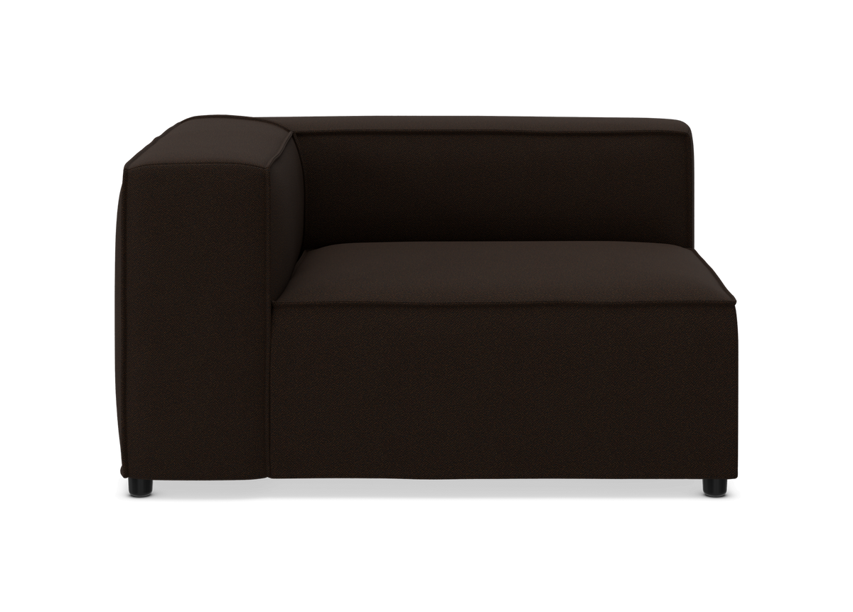 Mørkebrun modulsofa, hjørnesektion i stof, frontvisning mod neutral baggrund.