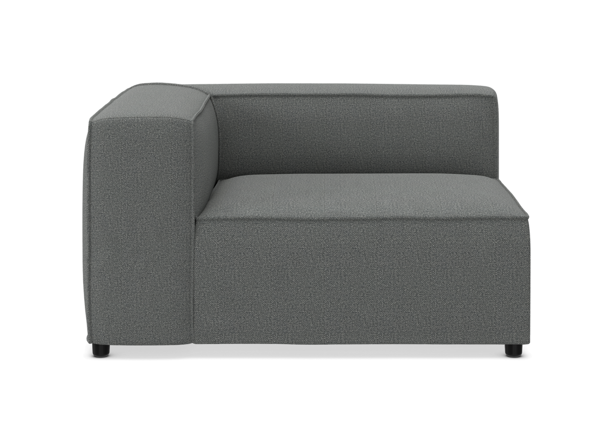 Modulær hjørnesektion af sofa i gråt tekstil, set forfra på hvid baggrund.