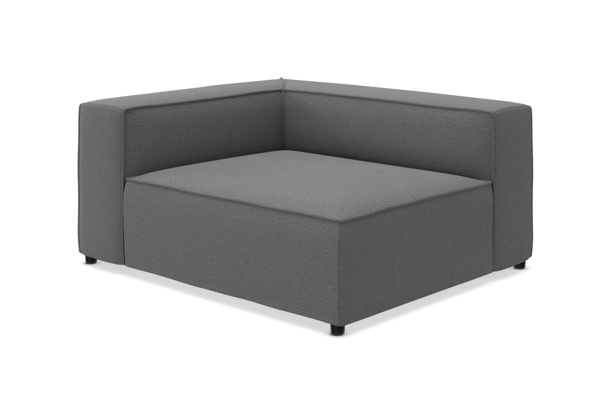 Grå hjørnemodul til sofa med lave ryg- og armlæn, frilagt på hvid baggrund.