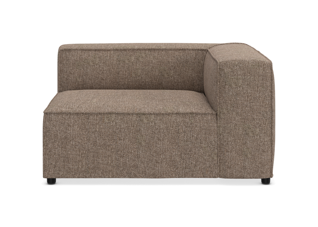 Brun modulsofa i stof med højre armlæn, frontvisning på hvid baggrund.