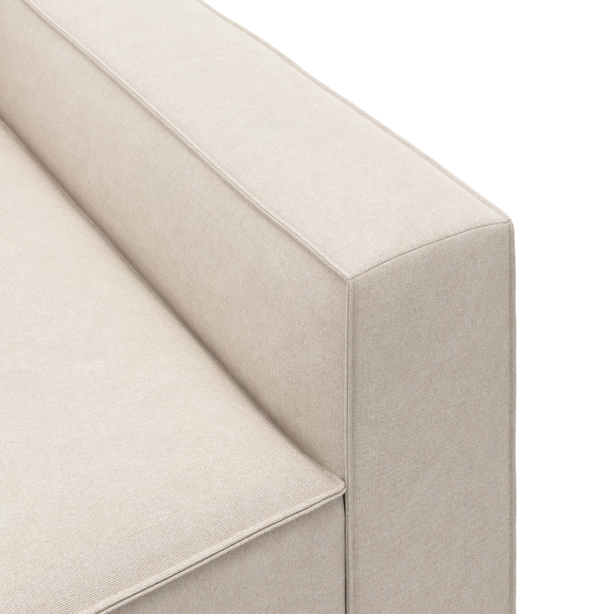 Detaljebillede af beige sofa med lige armlæn og sædepude.
